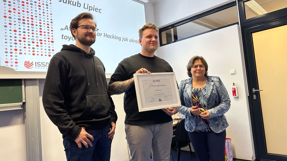 Jakub Lipiec odbiera podziękowanie po prelekcji na spotkaniu ISSA Polska