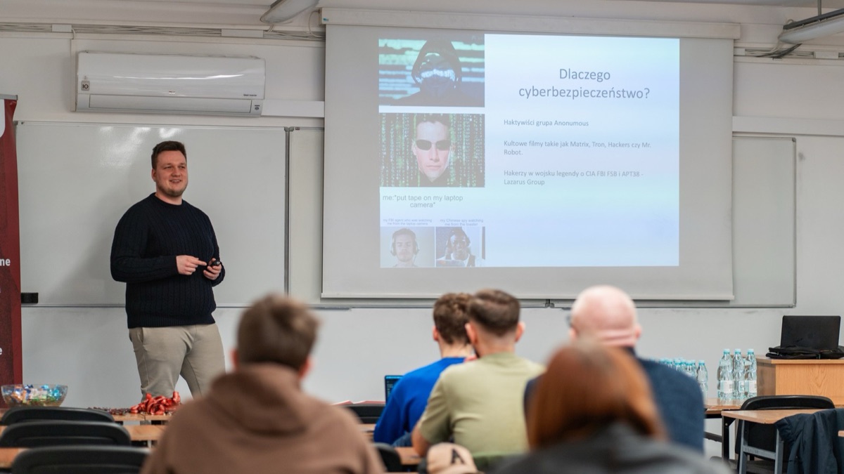Jakub Lipiec prowadzi wykład dla studentów w sali Akademii WIT