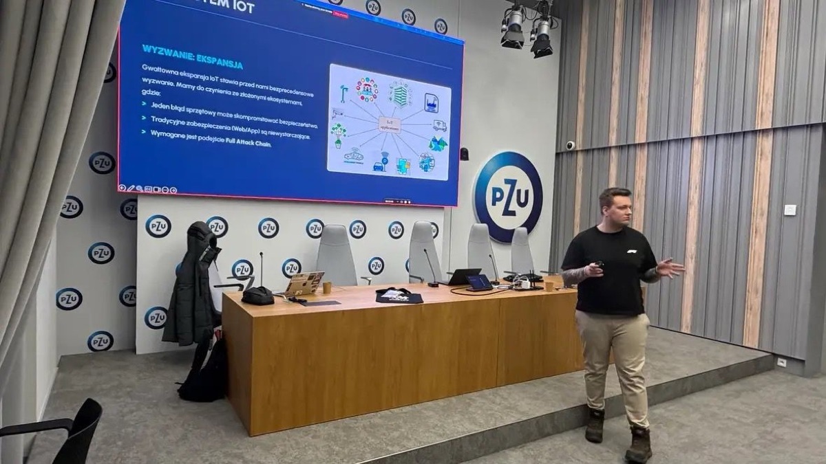 Jakub Lipiec prowadzi prelekcję o bezpieczeństwie IoT, na ekranie slajd o ekspansji urządzeń IoT